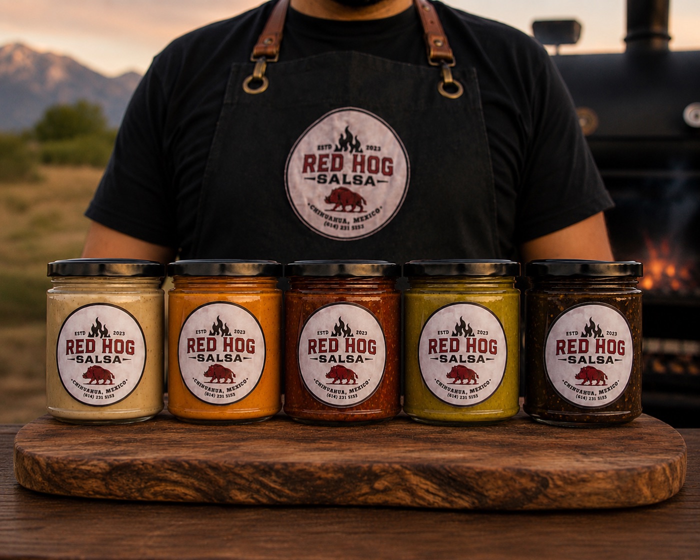 Frascos de salsa Red Hog sobre tabla de madera
